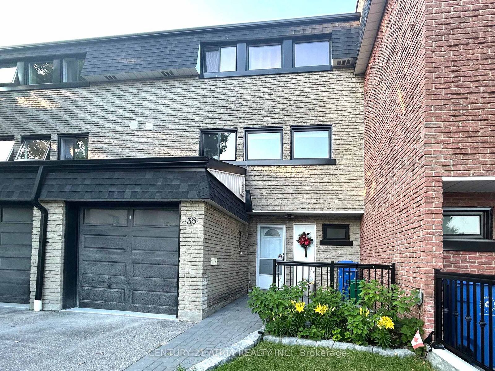 Property Photo:  38 Henderson Drive  ON L4G 3L2 