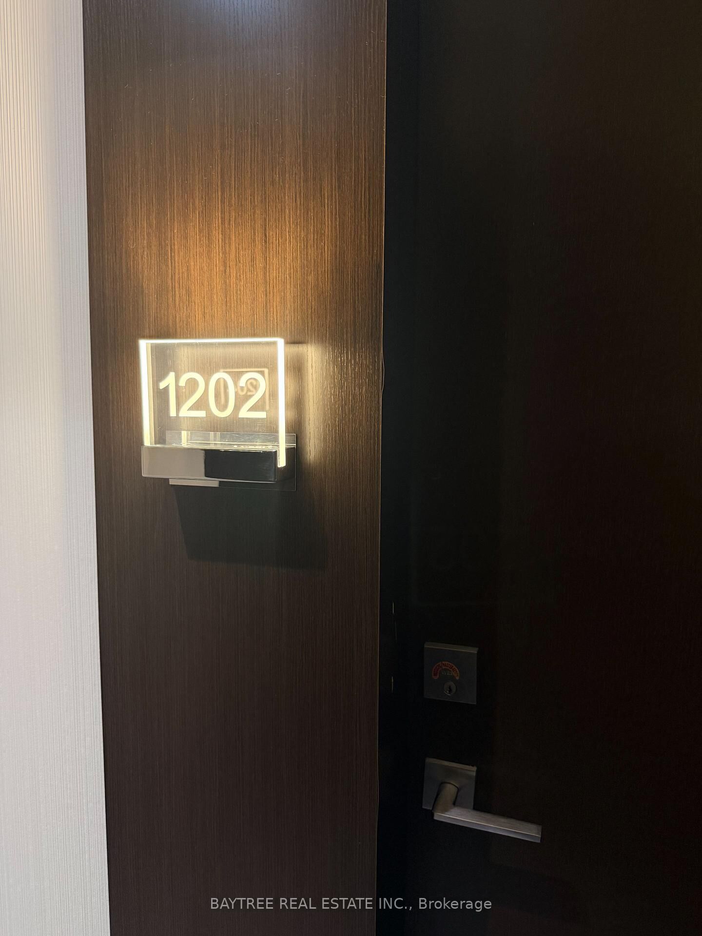 Property Photo:  2221 Yonge Street 1202  ON M4S 0B8 