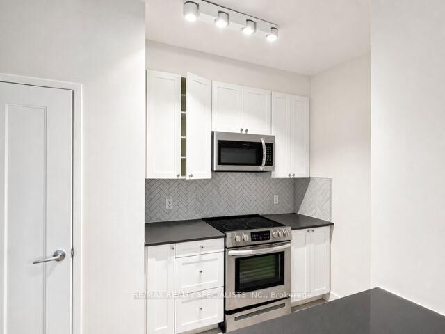 Property Photo:  105 Isabella Street 107  ON M4Y 1M9 
