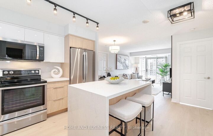 Property Photo:  310 Burnhamthorpe Road W 2310  ON L5B 4P9 
