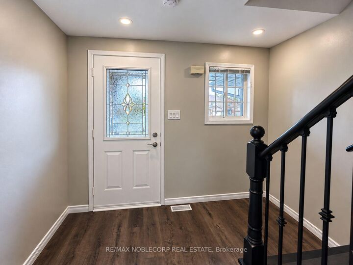 Property Photo:  267 Dunsmore Lane  ON L4M 7A7 