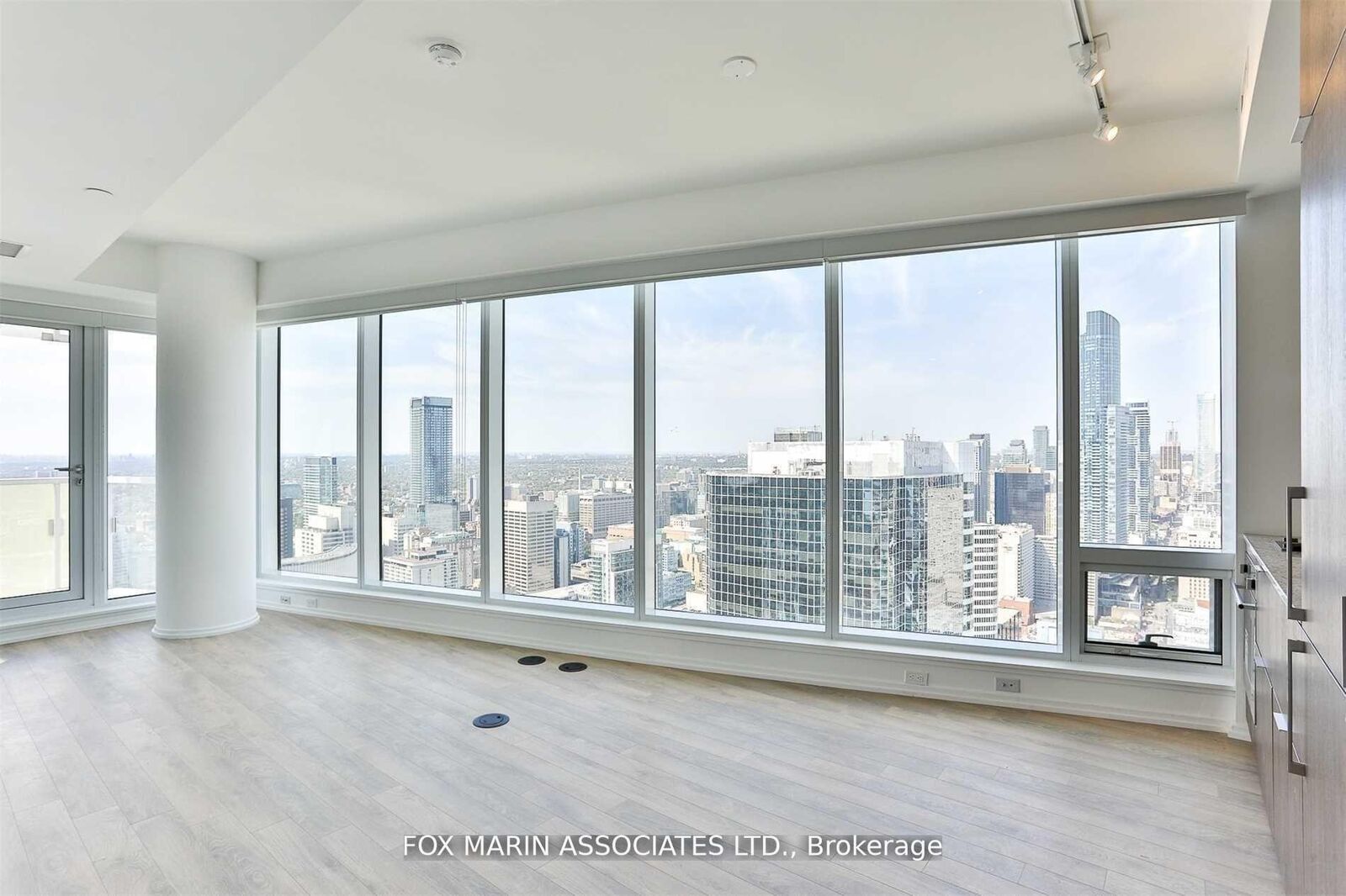 Property Photo:  197 Yonge Street 4612  ON M5B 1M4 