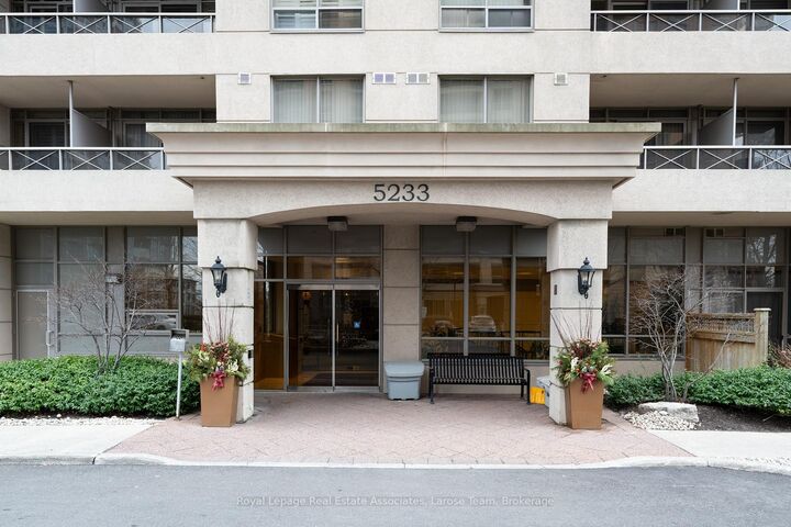 Property Photo:  5233 Dundas Street W 1019  ON M9B 6M1 