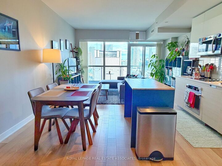 Property Photo:  210 Simcoe Street 2308  ON M5T 0A9 