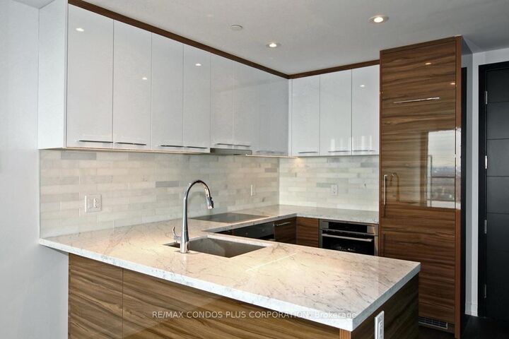 Property Photo:  488 University Avenue 3811  ON M5G 0C1 