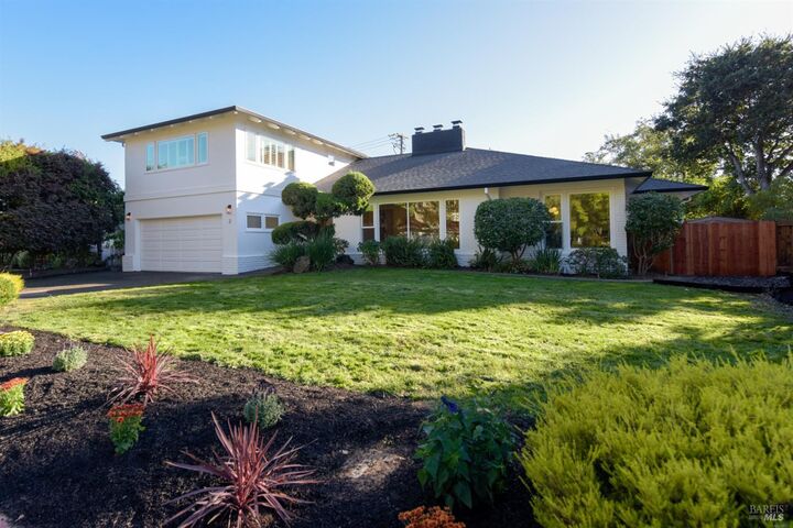 Property Photo:  2 Via La Cumbre  CA 94904 