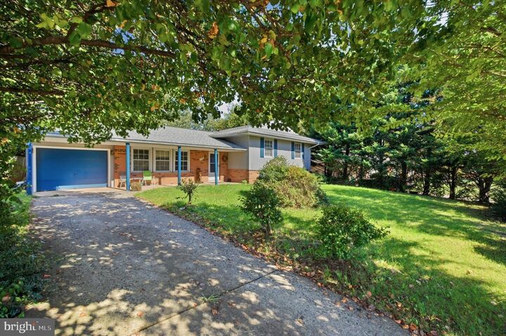 Property Photo: 206 E Brunswick Street VA 20164