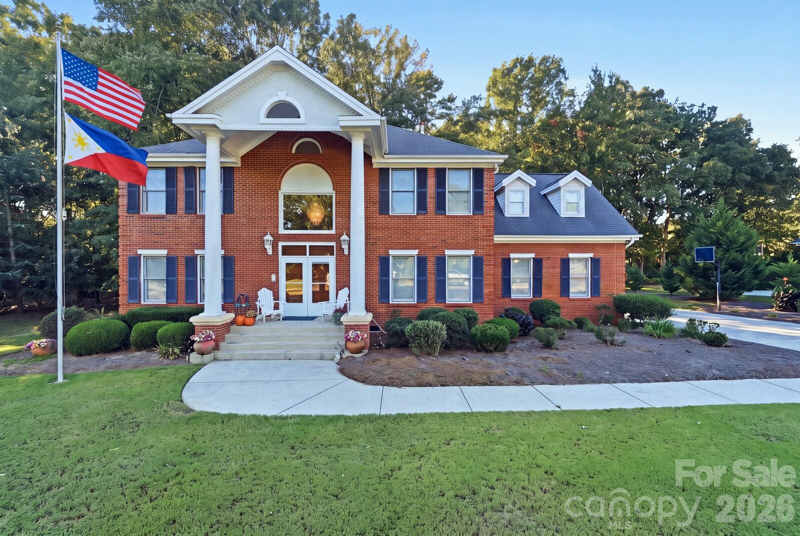 Property Photo: 1121 Hillshire Meadow Drive NC 28105
