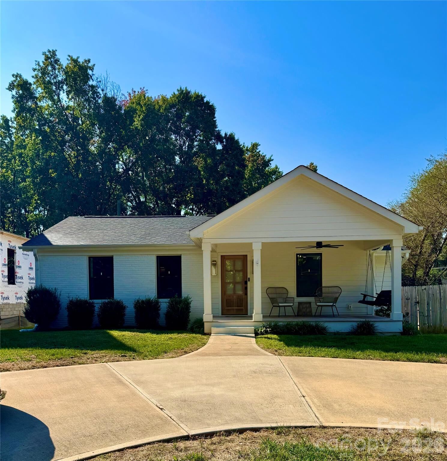 Property Photo:  512 Manhasset Road  NC 28209 