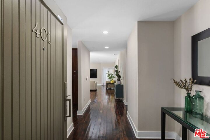 Property Photo:  7249 Franklin Ave, Unit 401  CA 90046 