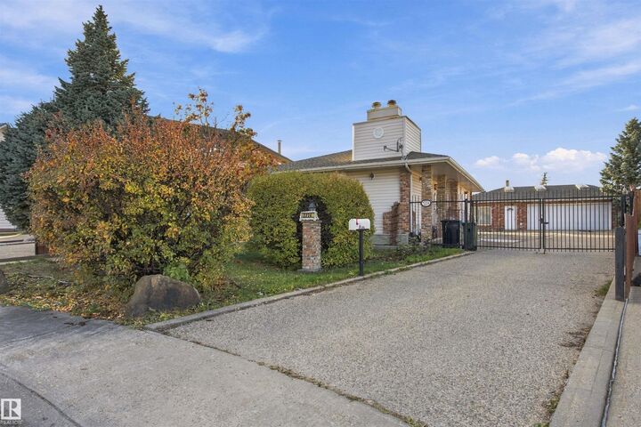 Property Photo:  3224 89 Street NW  AB T6K 2Z4 