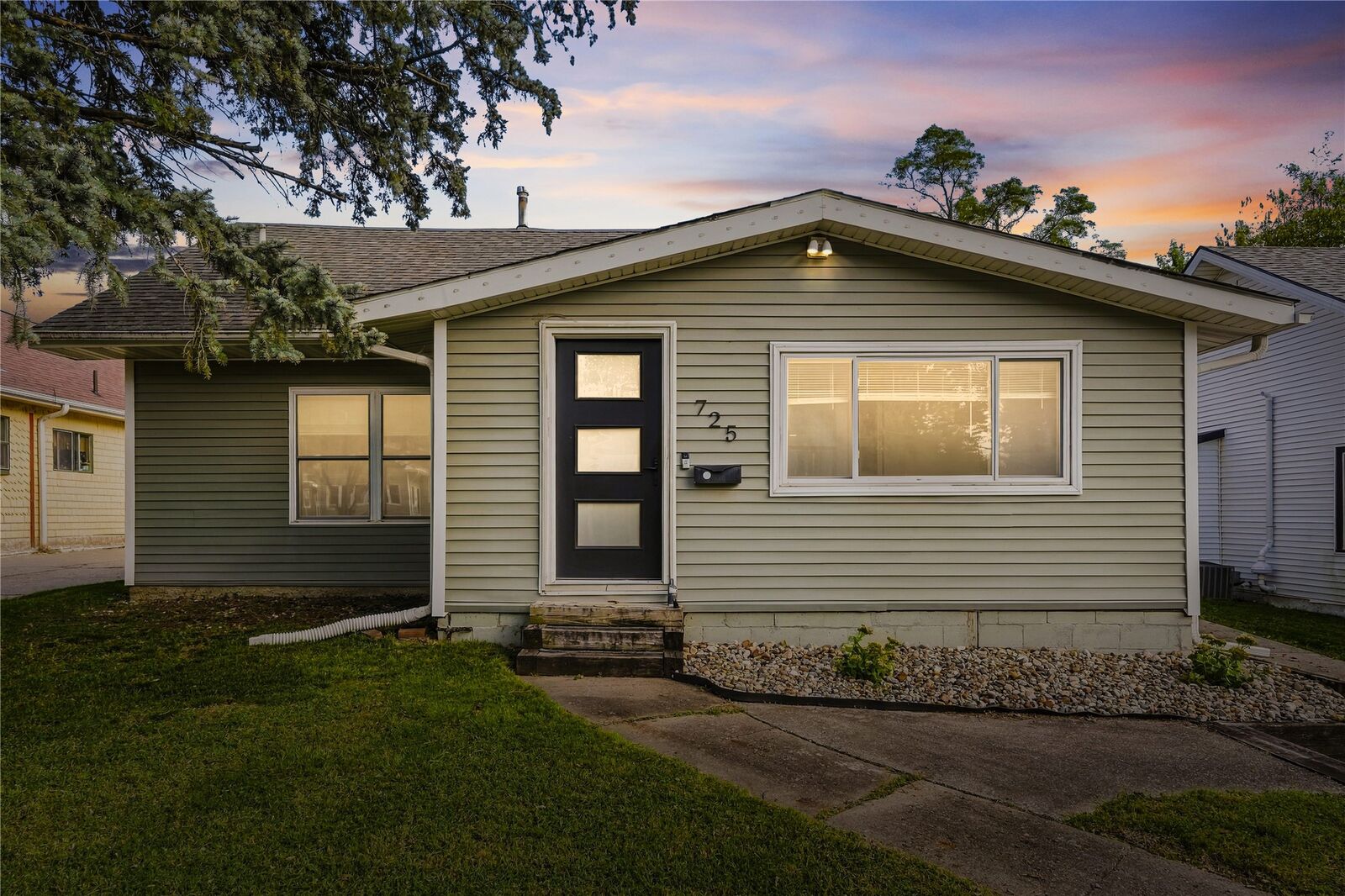 Property Photo:  725 27th Street  IA 50312 