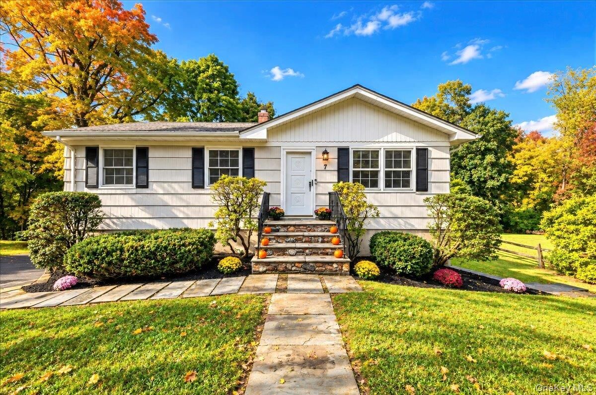 Property Photo:  7 Meadowbrook Drive  NY 10562 