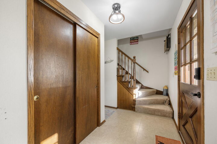 Property Photo:  1700 Mohawk Ln  WI 53186 