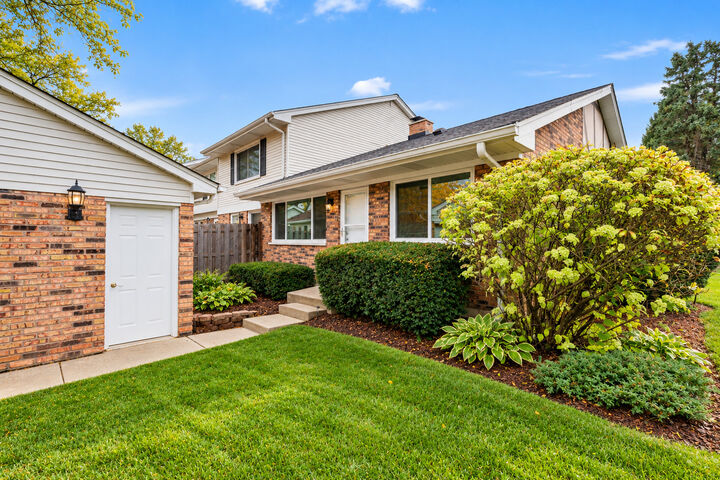 Property Photo:  2001 Pepper Valley Drive  IL 60134 