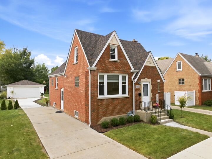 Property Photo:  3226 Grand Boulevard  IL 60513 