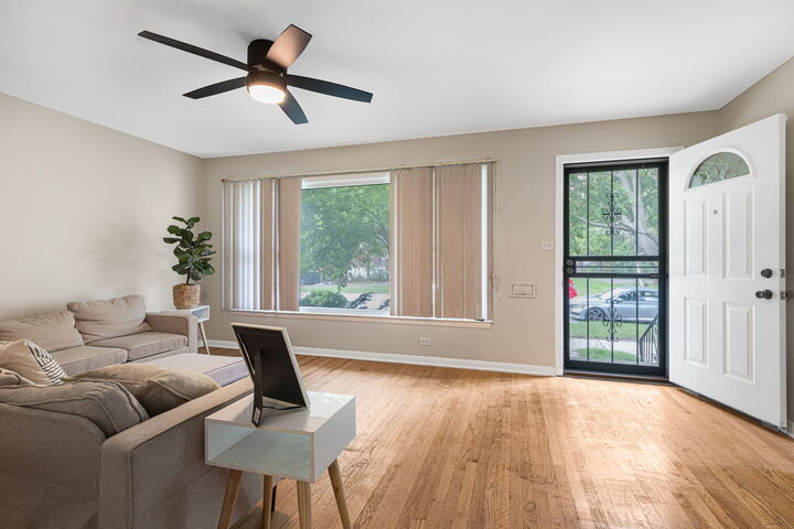Property Photo:  7935 S East End Avenue  IL 60617 