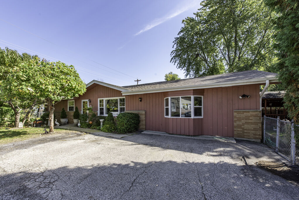 Property Photo:  19 E Washington Street  IL 60073 