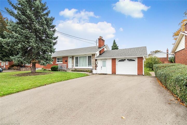 Property Photo:  13 Meadowvale Avenue  ON L8G 2L7 