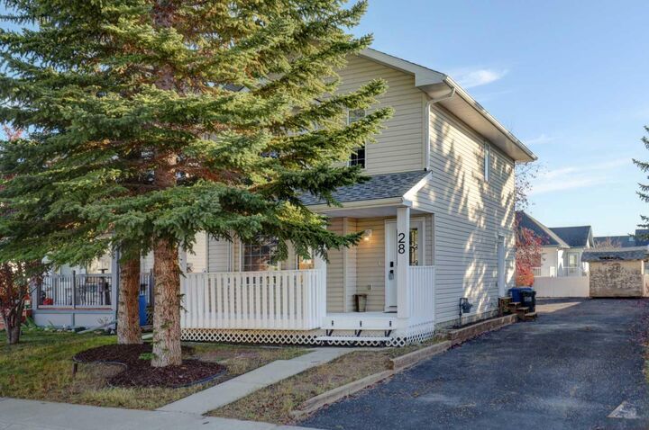 Property Photo:  28 Woodside Circle NW  AB T4B 2H8 