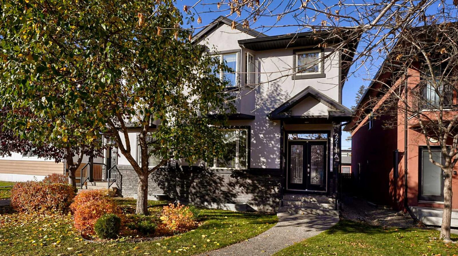 Property Photo:  2211A 33 Street SW  AB T3E 2S9 