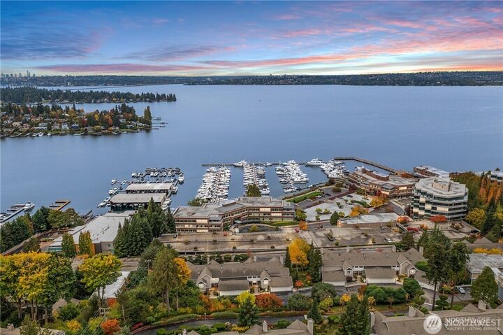Property Photo:  5304  Lake Washington Boulevard NE H  WA 98033 