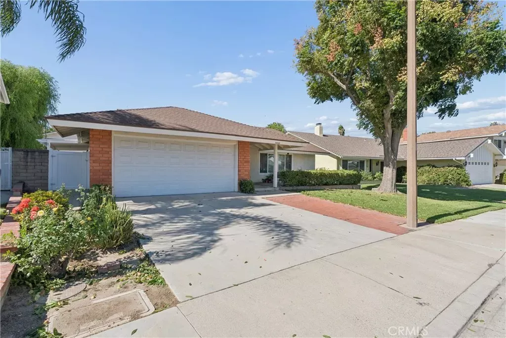 Property Photo:  25303 Via Calinda  CA 91355 