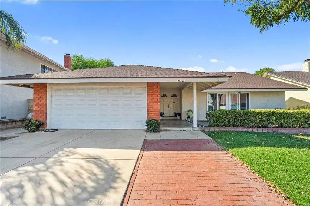 Property Photo:  25303 Via Calinda  CA 91355 