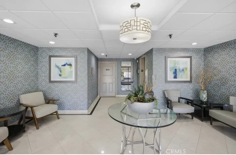 Property Photo:  1115 S Elm 213  CA 90035 