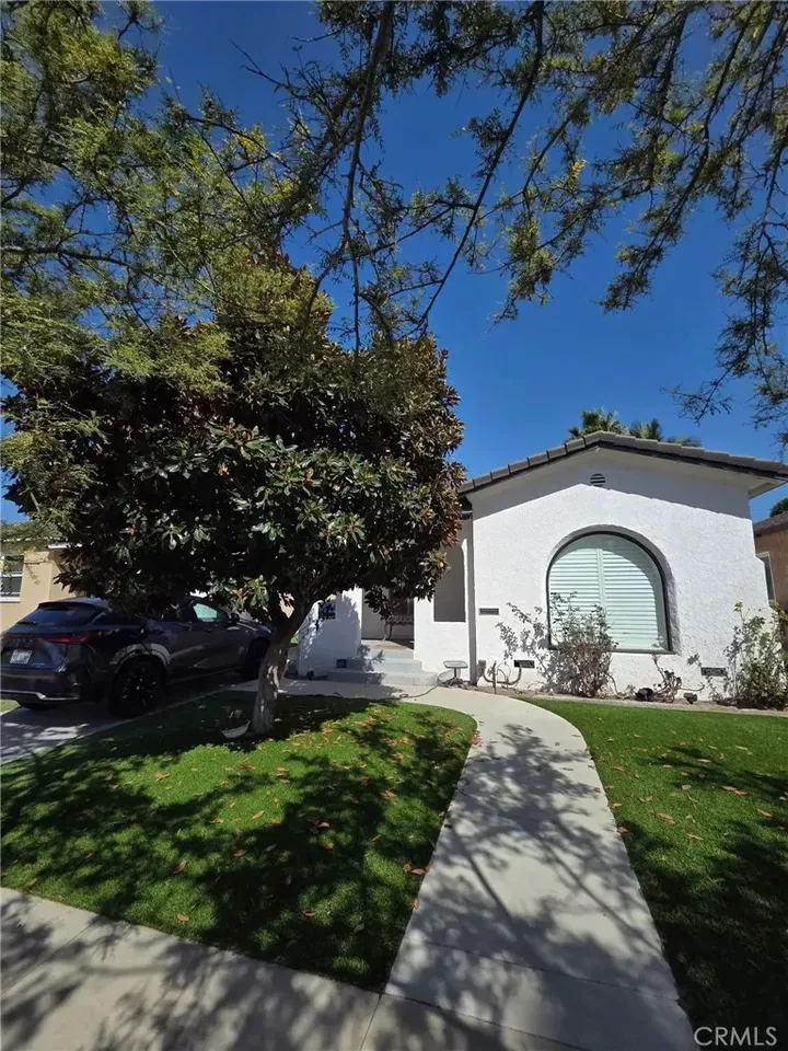 Property Photo:  1525 E Poinsettia  CA 90805 