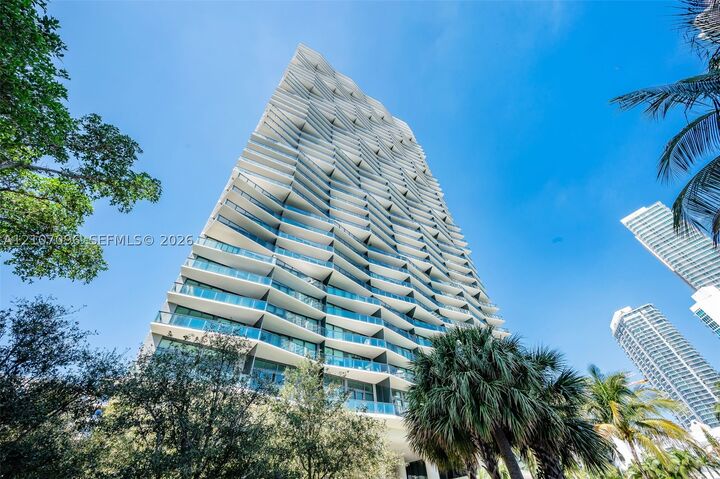 Property Photo:  460 NE 28th St 1801  FL 33137 