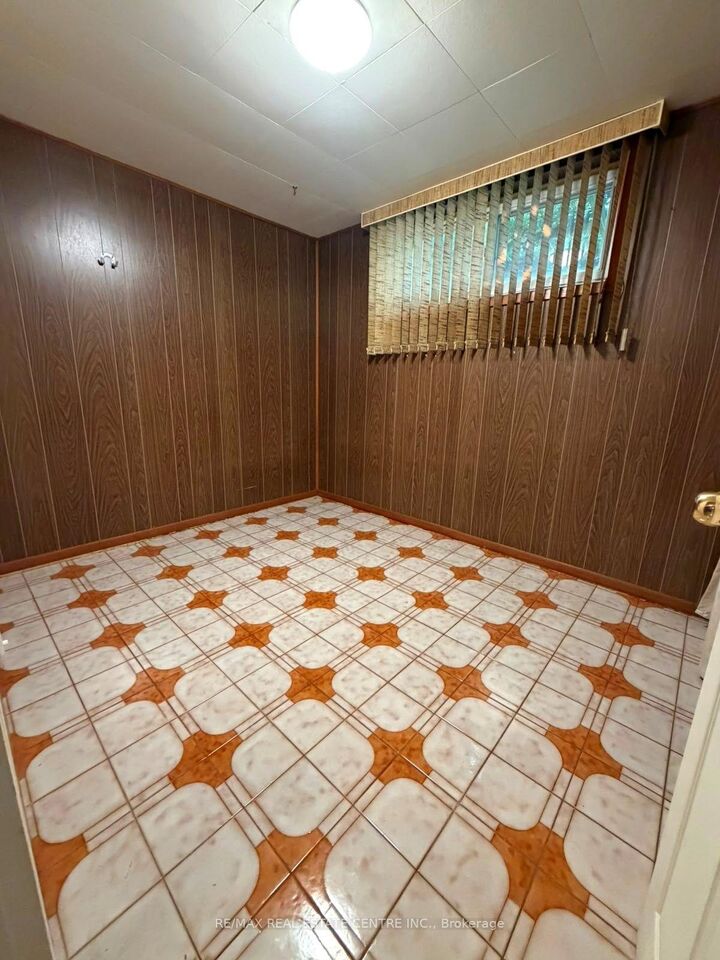 Property Photo:  82 Sharpecroft Boulevard Basement  ON M3J 1P4 