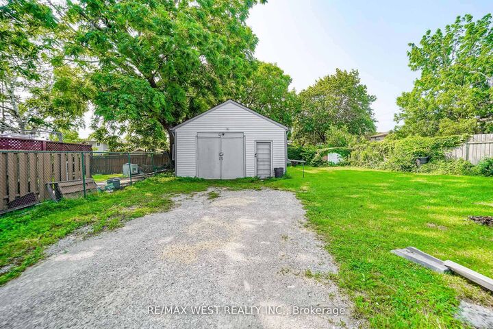 Property Photo:  489 Dean Avenue  ON L1H 3E6 