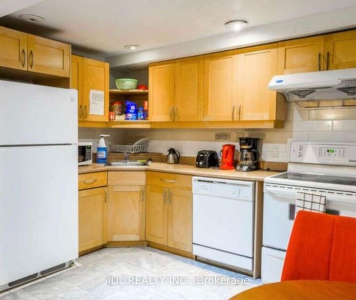 Property Photo:  118 Shuter St Street Master Room 2nd Floor  ON M5A 1V8 