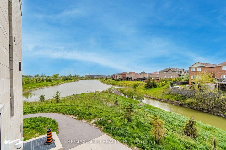 Property Photo:  39 New Delhi Drive S 5  ON L3S 0E1 