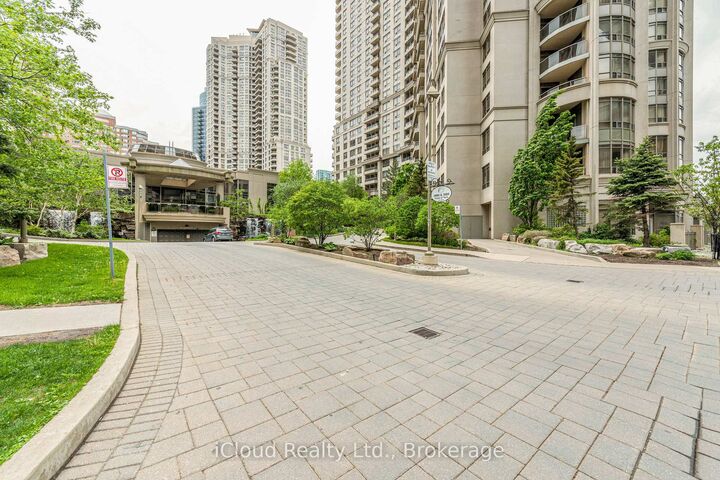 Property Photo:  3888 Duke Of York Boulevard 2521  ON L5B 4P5 