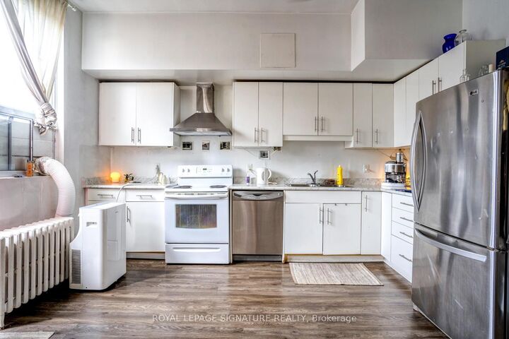 Property Photo:  926 King Street W Upper/Rear  ON M5V 1P5 