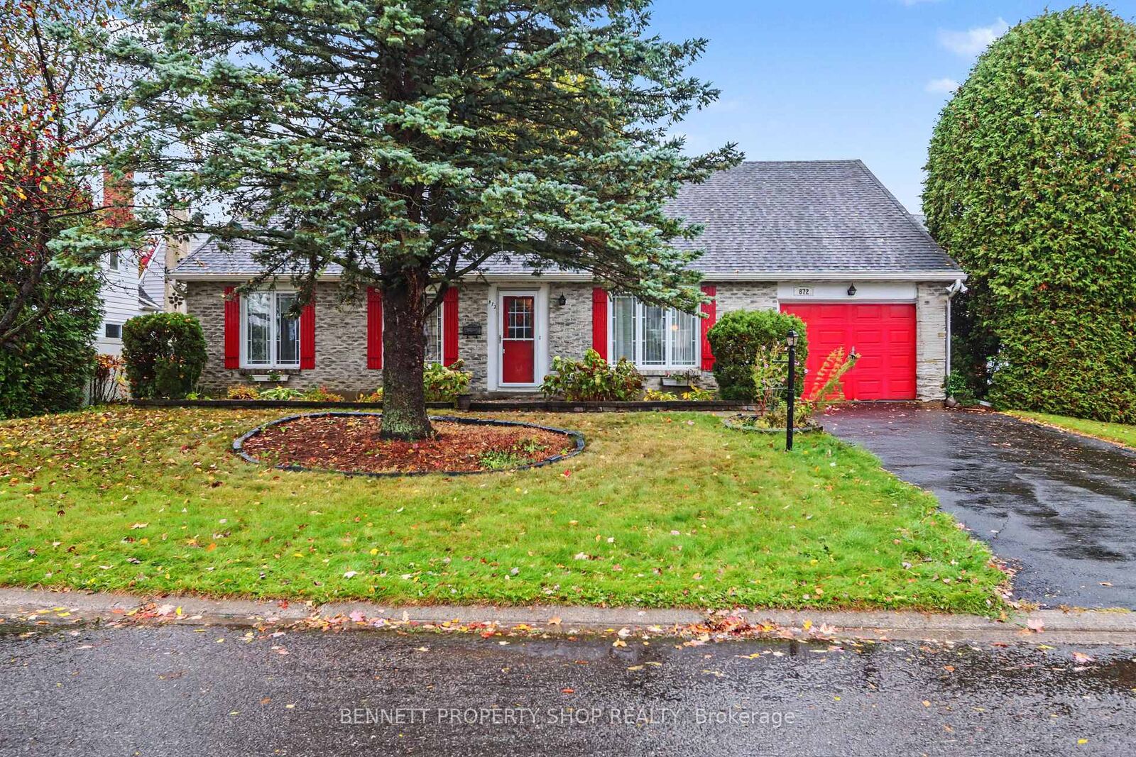 Property Photo:  872 Lawnsberry Drive  ON K1E 1X7 