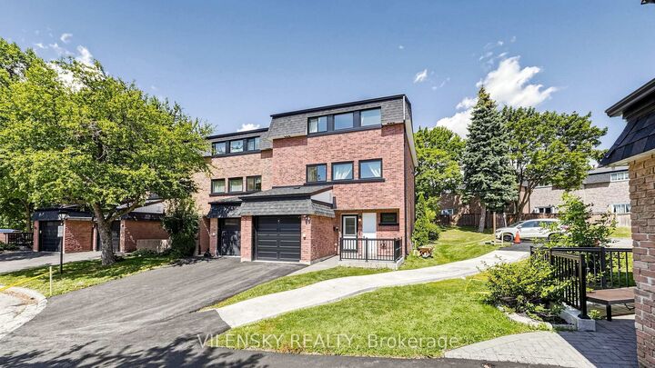 Property Photo:  14 Poplar Crescent 19  ON L4G 3L3 
