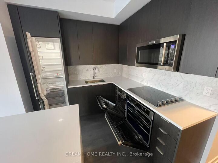 Property Photo:  38 Iannuzzi Street 2004  ON M5V 0S2 