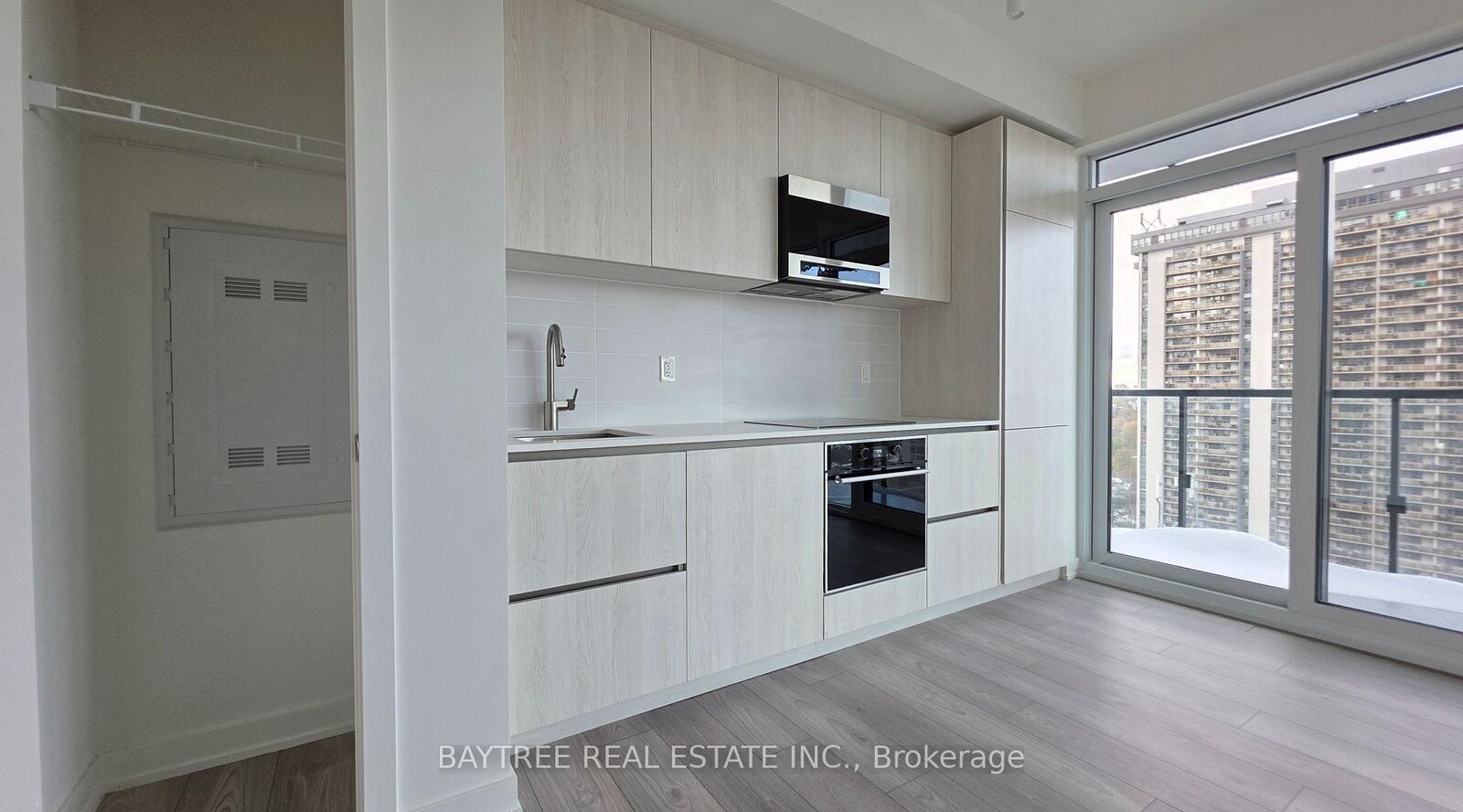Property Photo: 120 Broadway Avenue 1502 ON M4P 0E9