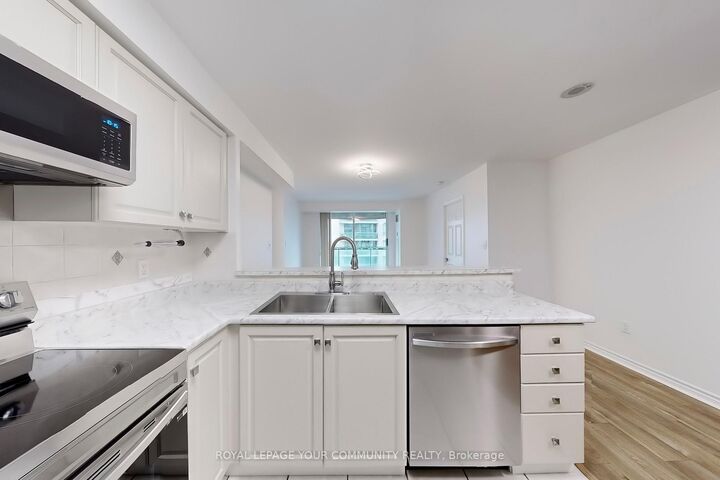 Property Photo:  7 Lorraine Drive 1906  ON M2N 7H2 