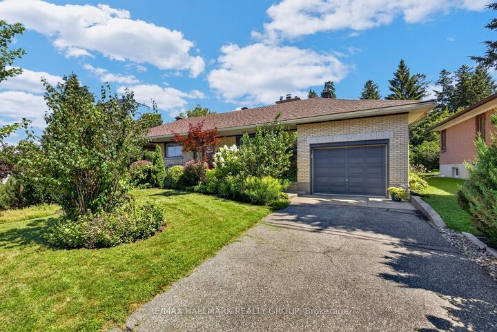 Property Photo:  811 Iroquois Road  ON K2A 3N3 