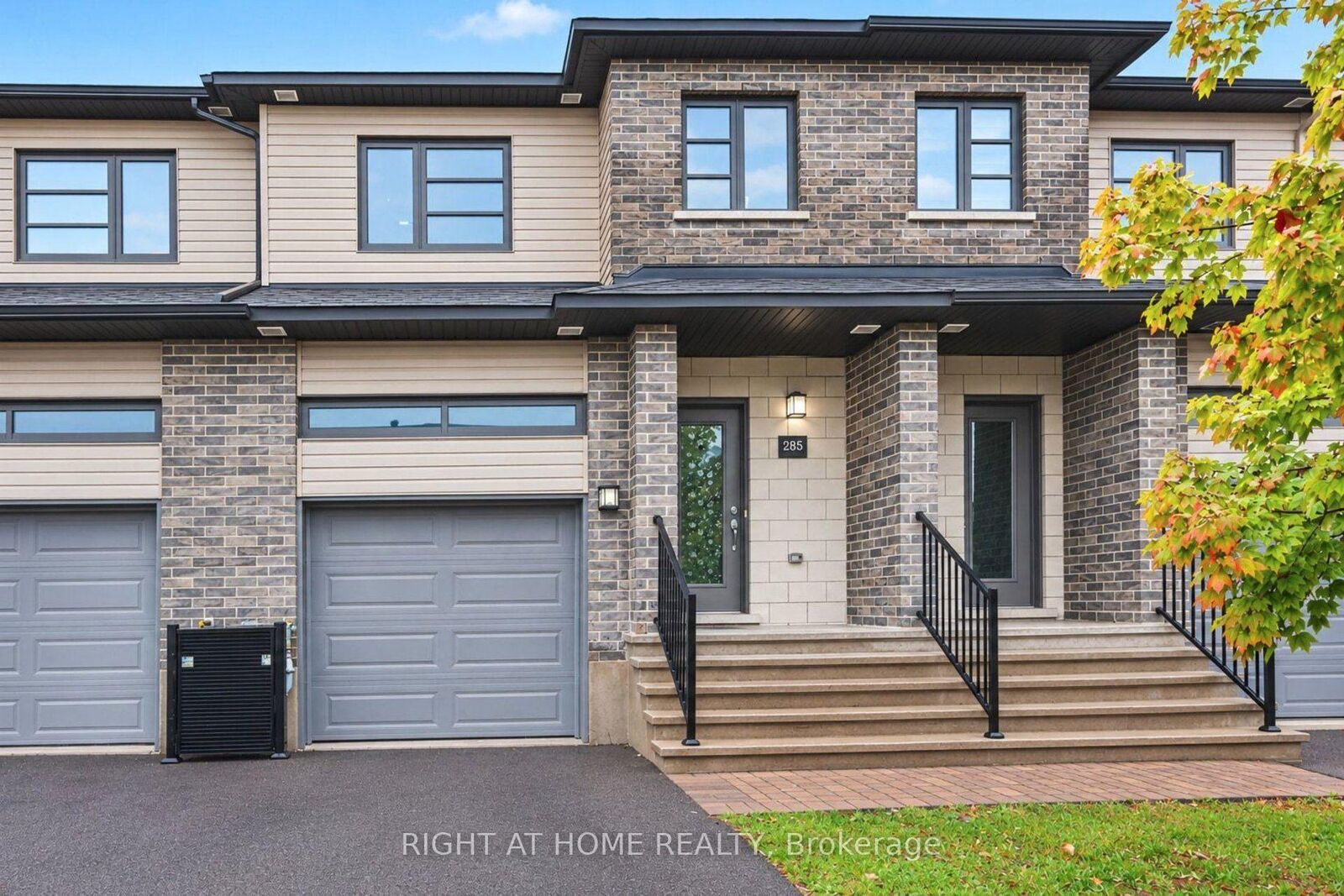 Property Photo:  285 Munro Street  ON K7C 0P3 
