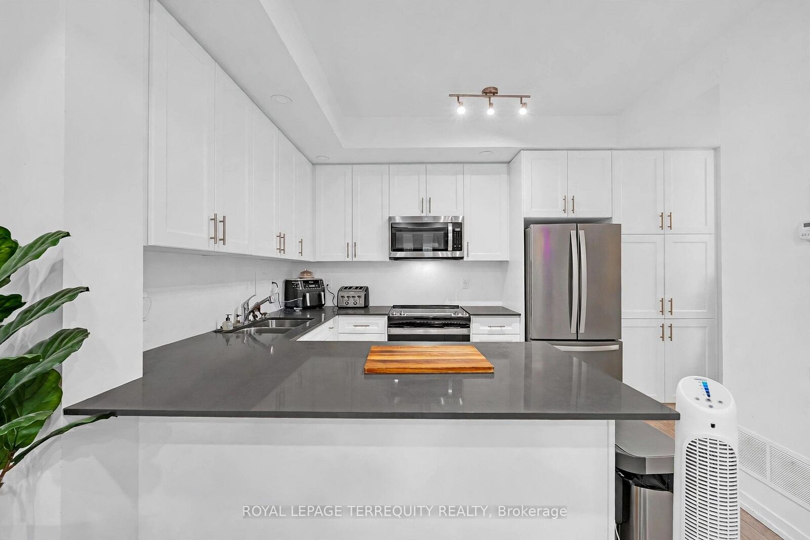 Property Photo:  22 Lytham Green Circle 23  ON L3Y 0H4 