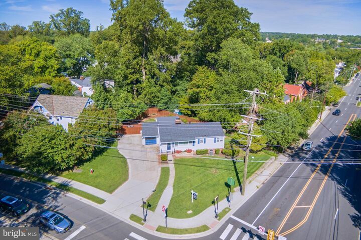 Property Photo: 998 N Roosevelt Street VA 22046