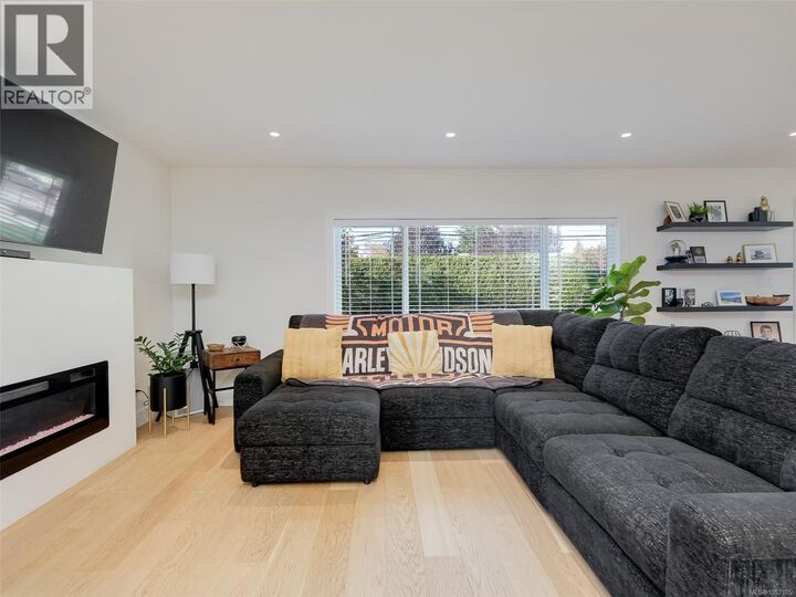 Property Photo: 7949 East Saanich Road BC V0S 1M0