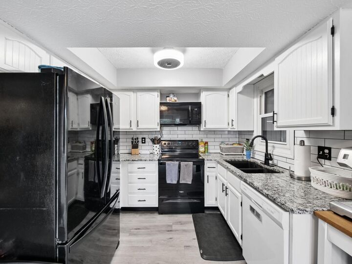 Property Photo:  1960 Drury Lane  OH 43235 