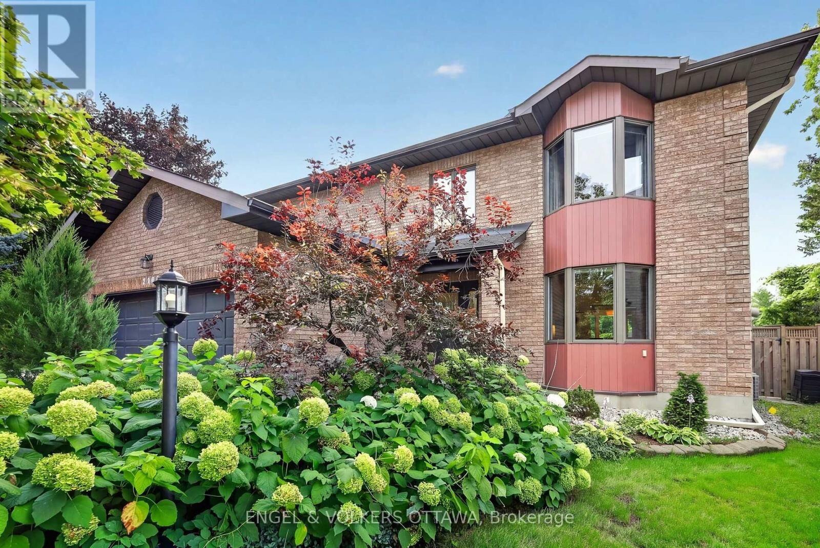 Property Photo:  2106 Lamira Street  ON K1H 8N9 