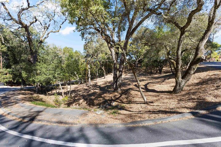 Property Photo:  822 Acalanes Rd  CA 94549 